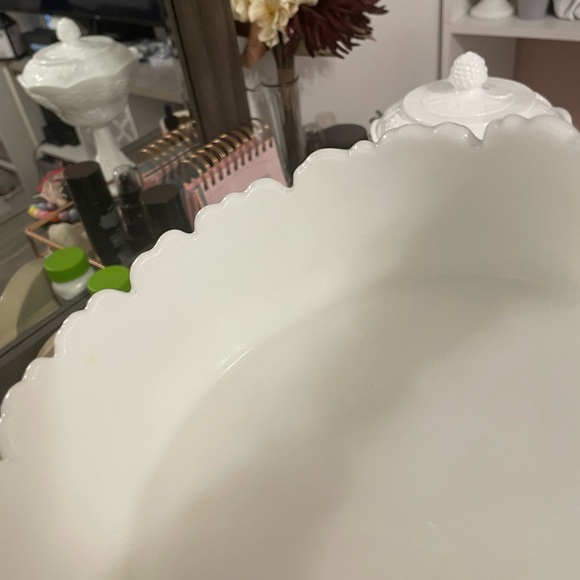 Milk glass rose bowl - Picture 3 of 7